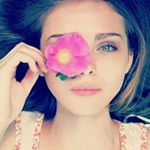 @anglnjolie's profile picture on influence.co